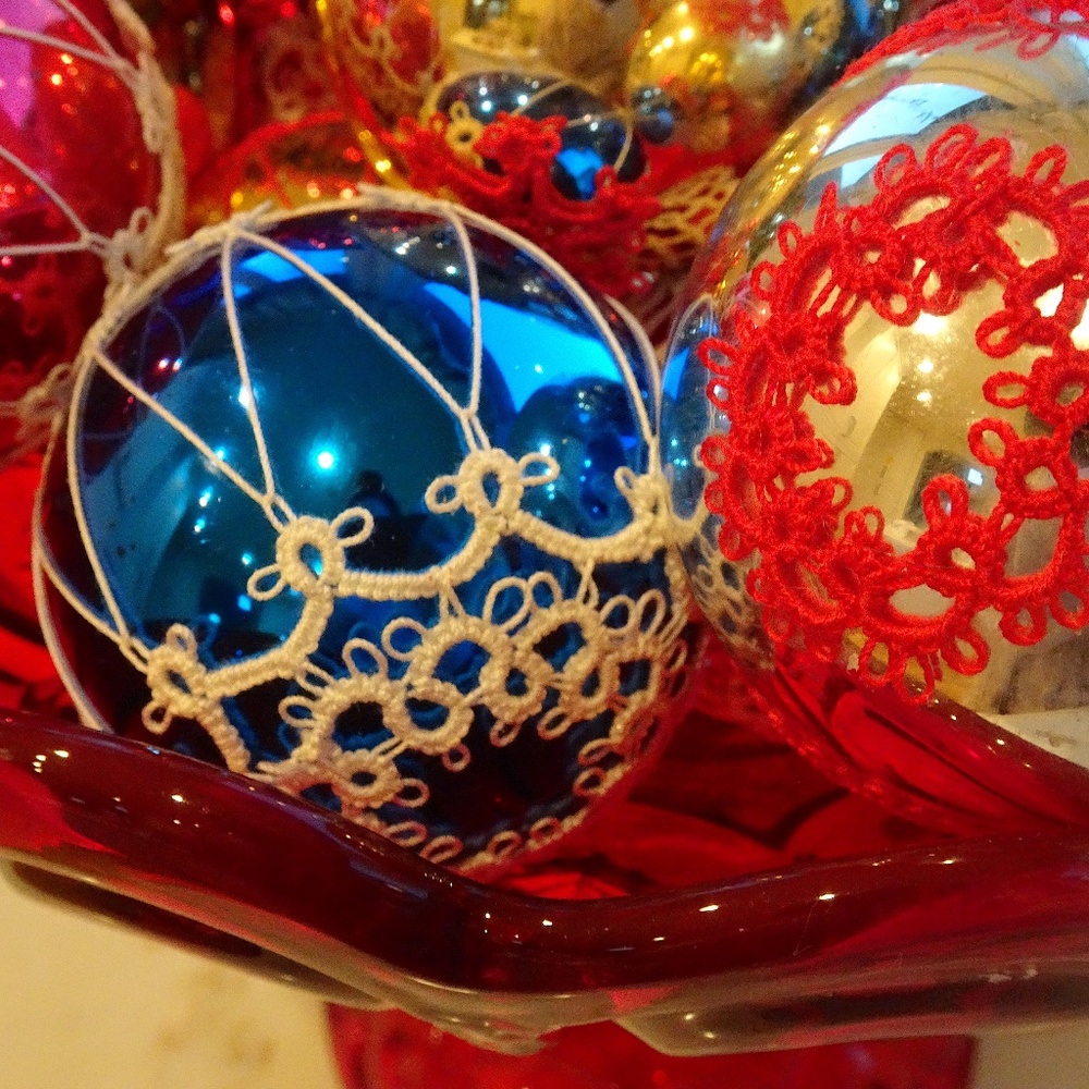 Vintage Tatted Lace Glass Christmas Ornaments Red Blue Silver Gold - Set of 16 - Picture 5 of 6